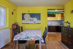 Colourful Seaview Apartment