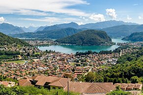Queen Lake View in Ponte Tresa