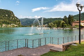 Queen Lake View in Ponte Tresa