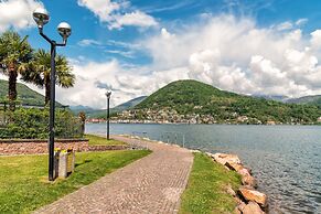 Queen Lake View in Ponte Tresa