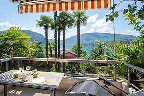 Queen Lake View in Ponte Tresa