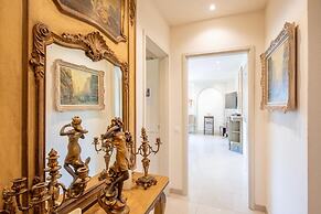 Queen Lake View in Ponte Tresa