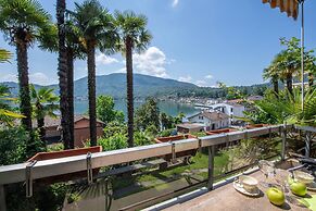 Queen Lake View in Ponte Tresa