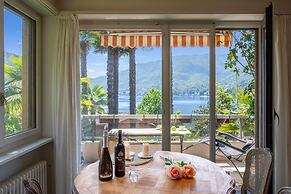 Queen Lake View in Ponte Tresa