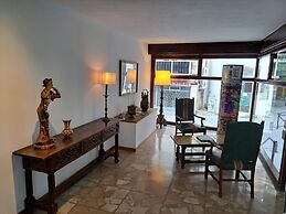 Vintage Hotel Mercedes