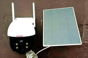 1 Bed House Private Compound With Off Road Parking