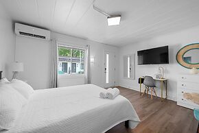 Chic City Retreat 93A Sleeps 2