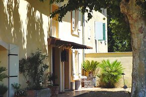 Pretty Provencal Style Holiday Home With Communal Pool, Noves