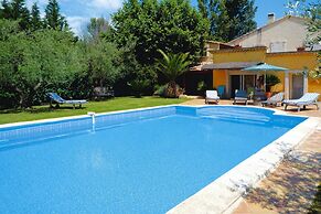 Pretty Provencal Style Holiday Home With Communal Pool, Noves