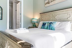 Sungazer Chateau by Avantstay Short Walk to the Beach + Pool Access