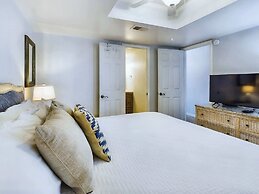 Chic Beachfront Escape: Dreamy View, Balcony, Pool