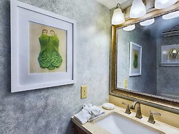 Chic Beachfront Escape: Dreamy View, Balcony, Pool