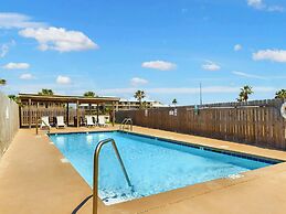 Chic Beachfront Escape: Dreamy View, Balcony, Pool