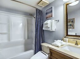 Chic Beachfront Escape: Dreamy View, Balcony, Pool