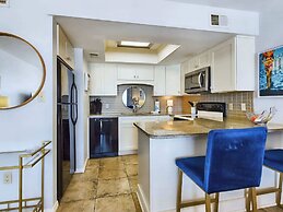 Chic Beachfront Escape: Dreamy View, Balcony, Pool