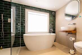 Magnificent Beach House Seaview Upside-down