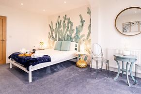 Magnificent Beach House Seaview Upside-down