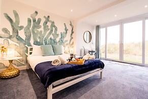 Magnificent Beach House Seaview Upside-down