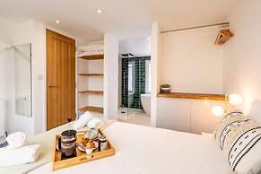 Magnificent Beach House Seaview Upside-down