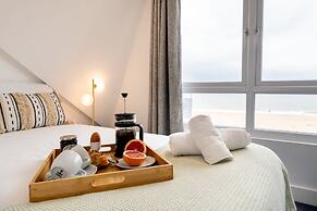 Magnificent Beach House Seaview Upside-down