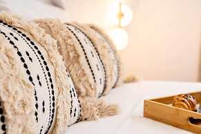 Magnificent Beach House Seaview Upside-down