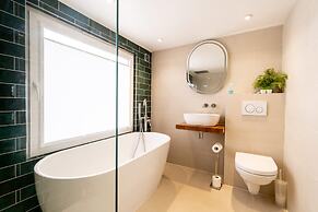 Magnificent Beach House Seaview Upside-down