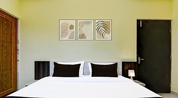 Goroomgo Dutta Residency Premium