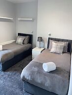 Renfrew Apartment Near Glasgow Airport