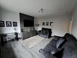 Renfrew Apartment Near Glasgow Airport