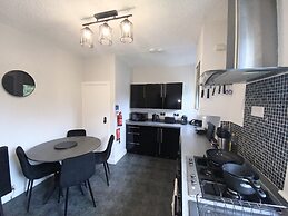 Renfrew Apartment Near Glasgow Airport