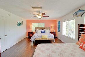 Walk to Beach: Waterfront Home in Marathon!