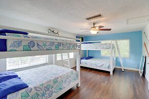 Walk to Beach: Waterfront Home in Marathon!