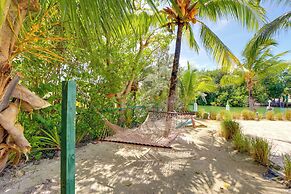 Walk to Beach: Waterfront Home in Marathon!