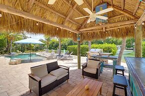 Walk to Beach: Waterfront Home in Marathon!
