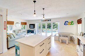 Walk to Beach: Waterfront Home in Marathon!
