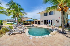 Walk to Beach: Waterfront Home in Marathon!