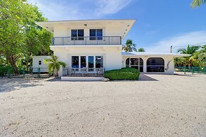 Walk to Beach: Waterfront Home in Marathon!