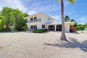 Walk to Beach: Waterfront Home in Marathon!