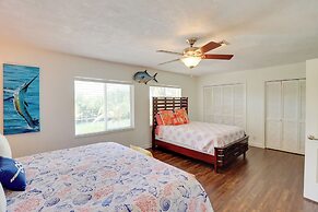 Walk to Beach: Waterfront Home in Marathon!