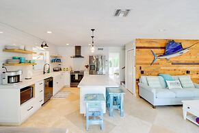 Walk to Beach: Waterfront Home in Marathon!