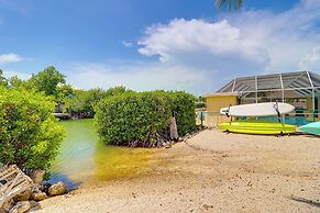 Walk to Beach: Waterfront Home in Marathon!