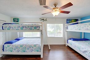 Walk to Beach: Waterfront Home in Marathon!