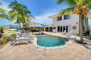 Walk to Beach: Waterfront Home in Marathon!