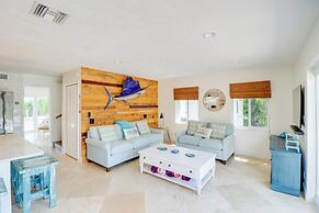 Walk to Beach: Waterfront Home in Marathon!