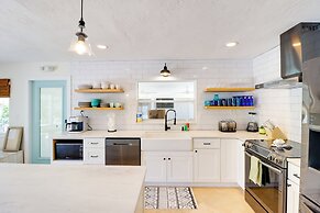 Walk to Beach: Waterfront Home in Marathon!