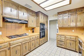 Spacious Home - 6 Mi to Downtown Fresno!