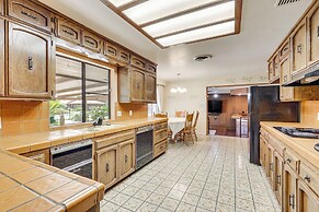 Spacious Home - 6 Mi to Downtown Fresno!