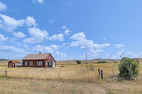 Mountain-view Log Cabin in Wyoming Wilderness