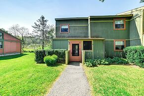 Skier's Paradise: Townhome w/ Deck in Cortland!
