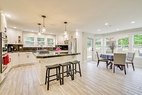 Private Pond & Indoor Pool: Grand Arlington Villa!